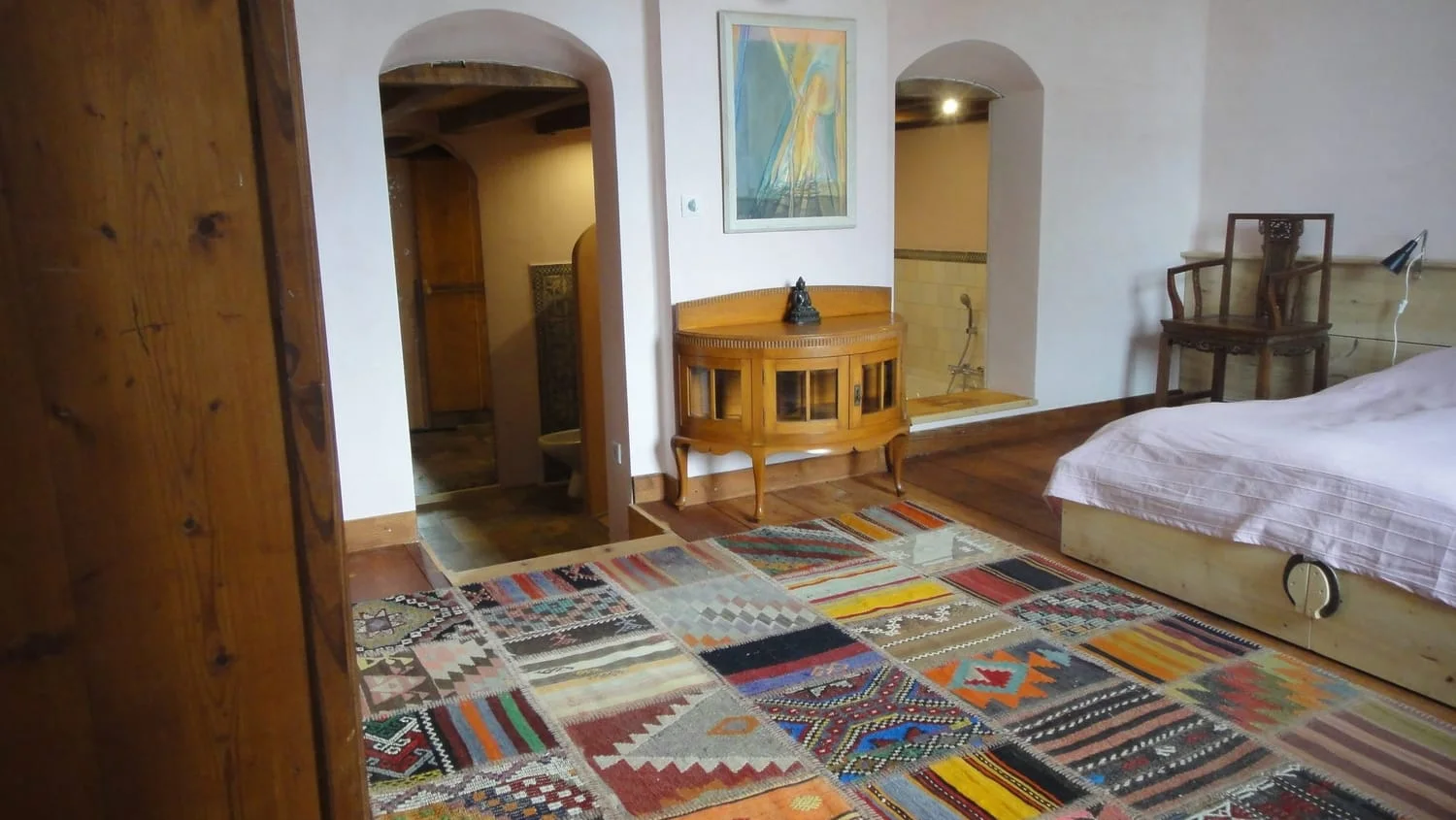 A room inside the castle with rugs and beamed ceilings